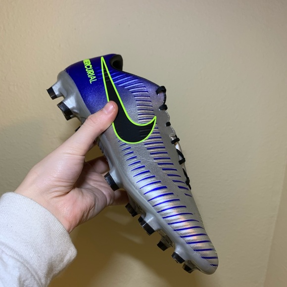 Nike Soccer Cleats - Picture 4 of 8